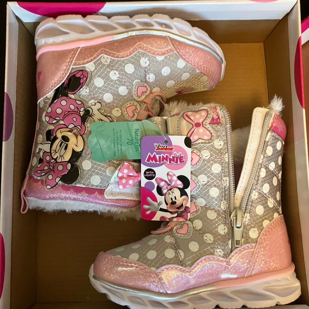 NWT Minnie Mouse toddler snow boots size 7 light up!